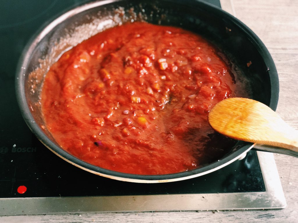 Подлива со сметаной и томатной. Пассировка томатной пасты. Соус с томатом в сотейнике. Пюре с томатной пастой. Томатная паста в сковороде.
