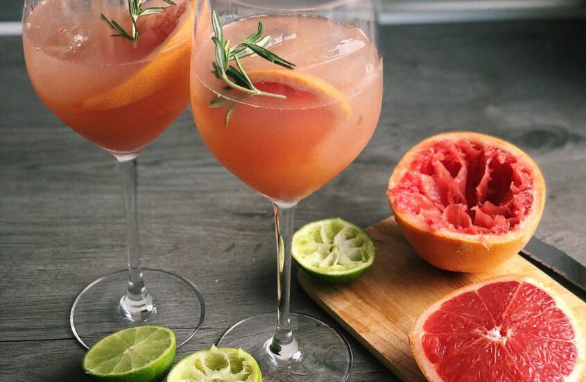 Cocktail mit Rosmarin und Grapefruit