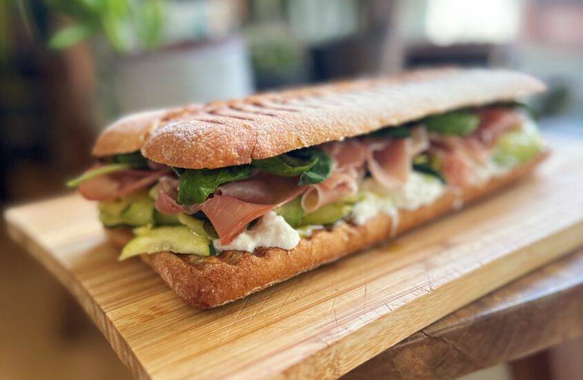 Sandwich mit Zucchini und Burrata