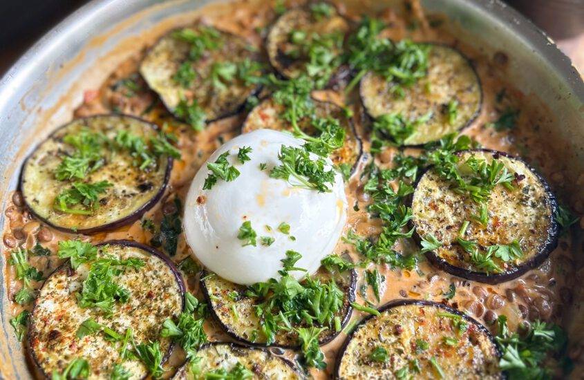 Linsen Pfanne mit Aubergine und Burrata