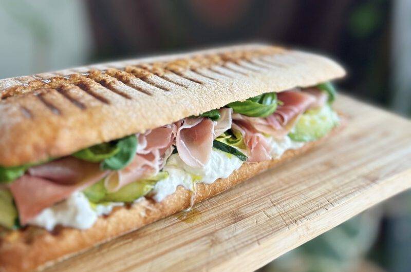 Sandwich mit Zucchini und Burrata