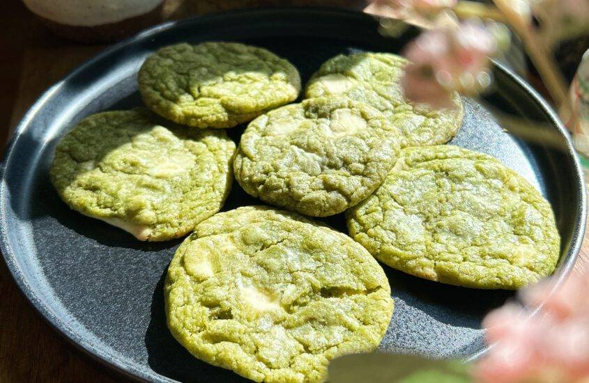 Matcha Kekse mit weißer Schokolade