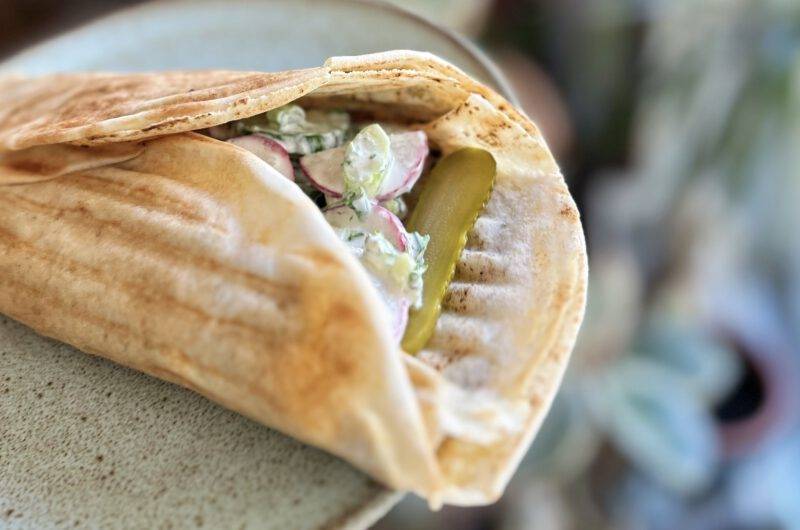 Arabische Brottaschen mit Hackfleisch & Radieschen-Gurken-Salat