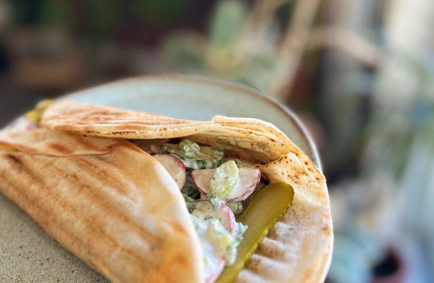 Arabische Brottaschen mit Hackfleisch & Radieschen-Gurken-Salat