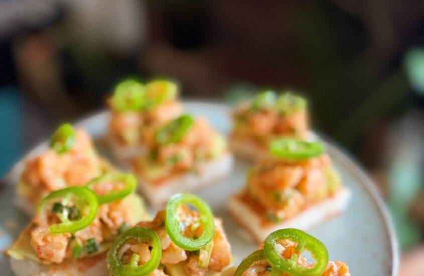 Garnelen-Tatar auf Knusperreis