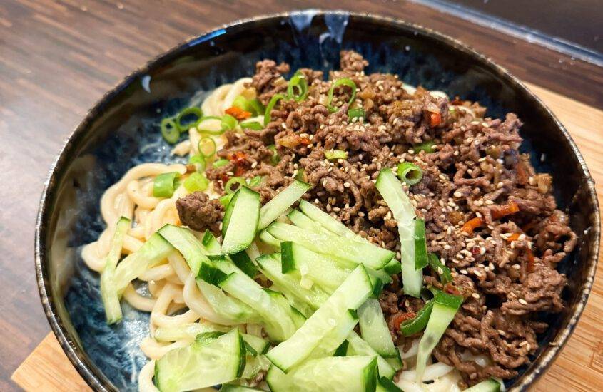 Udon-Nudeln mit Rinderhack & Tofu